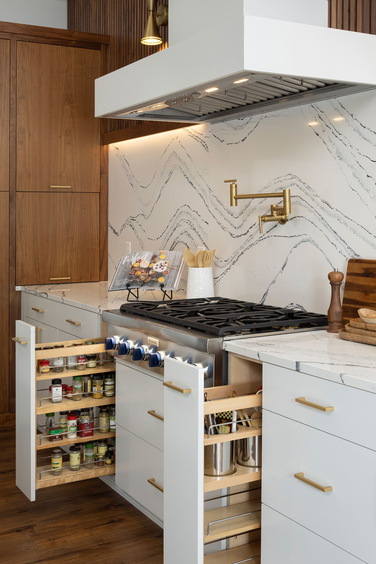 Cambria backsplash is an art piece in itself